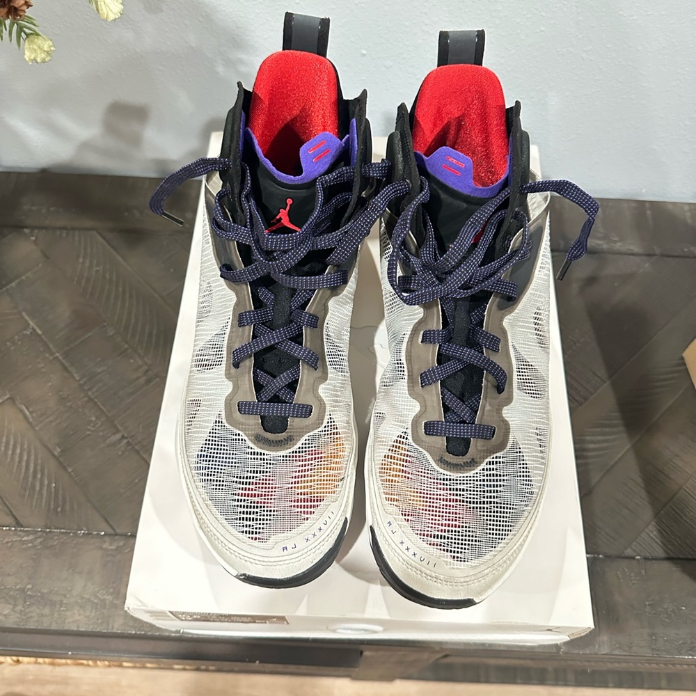 AIR JORDAN XXXVII
LIGHT BONE/FIRE RED-BLACK
OS CLAIR/NOIR/ROUGE FEU